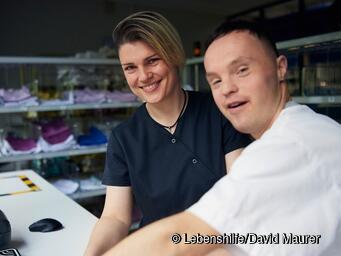 Teamarbeit in Wäscherei