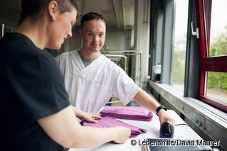 Teamarbeit in der Wäscherei