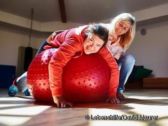 Übung mit Ball bei der Physiotherapie