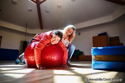 Übung mit Ball bei der Physiotherapie